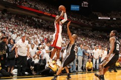 NBA转会季风波：快船队违规调查与哈登房租争议